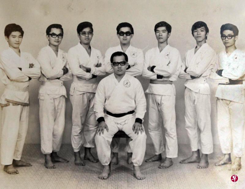 1977年，拳器道武馆的第一批高级班毕业生与师傅林春发（坐者）合影。 （受访者提供）