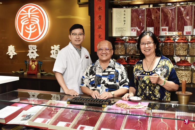 林春发夫妇（中与右）与毕业于上海中医药大学的刘育成医师（左一）在明地迷亚路的拳器道旗舰店里合影。（伍书永摄）
