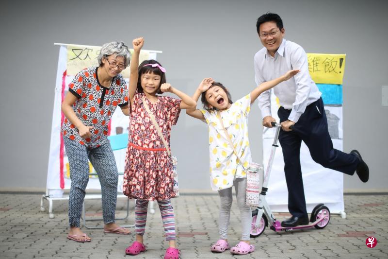 吴立群（左一）昨早和丈夫带着两个女儿一起参加初赛。她除了扮演妈妈，还用假发道具扮演老奶奶，一人分饰两角，顺利完成短剧表演。（谢智扬摄）