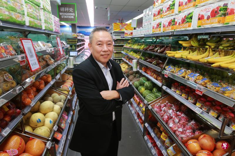 昇菘总裁林福星荣获新加坡商业奖年度杰出商人奖，集团接下来的发展策略是多采用科技和开设更多家超市。（唐家鸿摄）