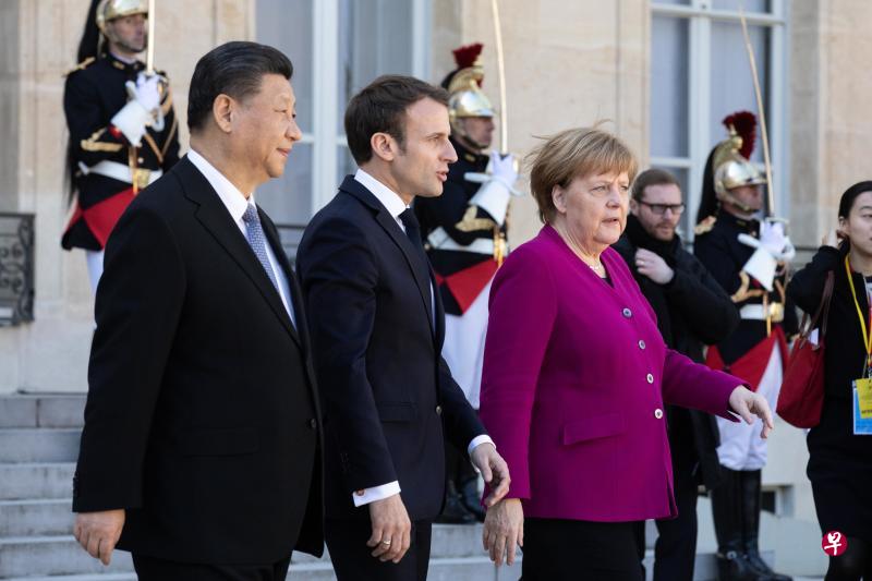 中国国家主席习近平（左）早前与法国总统马克龙（中）和德国总理默克尔在巴黎会面。（彭博社）