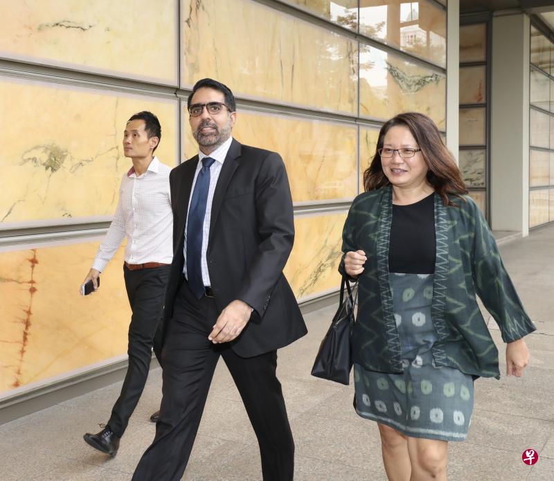 被起诉的工人党秘书长毕丹星（中）、主席林瑞莲（右）和市镇会理事蔡誌泓（左）昨天到高庭听诉辩双方进行结案陈词。前党魁刘程强并未出现。（陈来福摄）