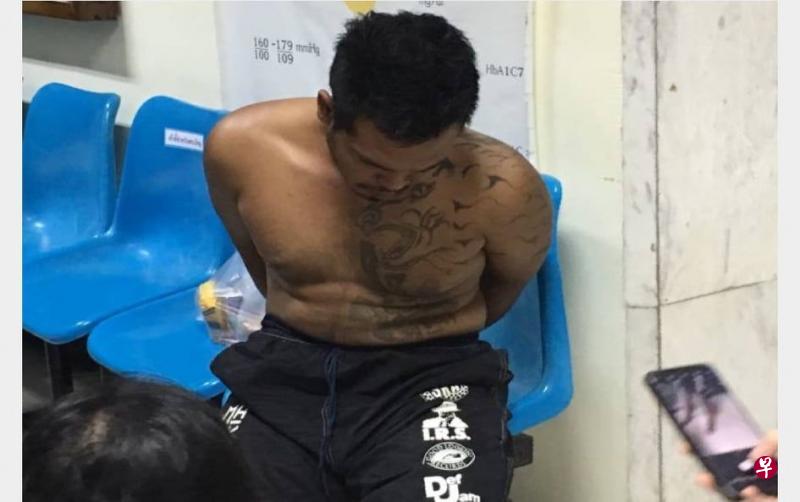 泰国垃圾工人罗那功涉嫌在西昌岛奸杀一名德国女游客，结果被警方逮捕。（泰国民族报）