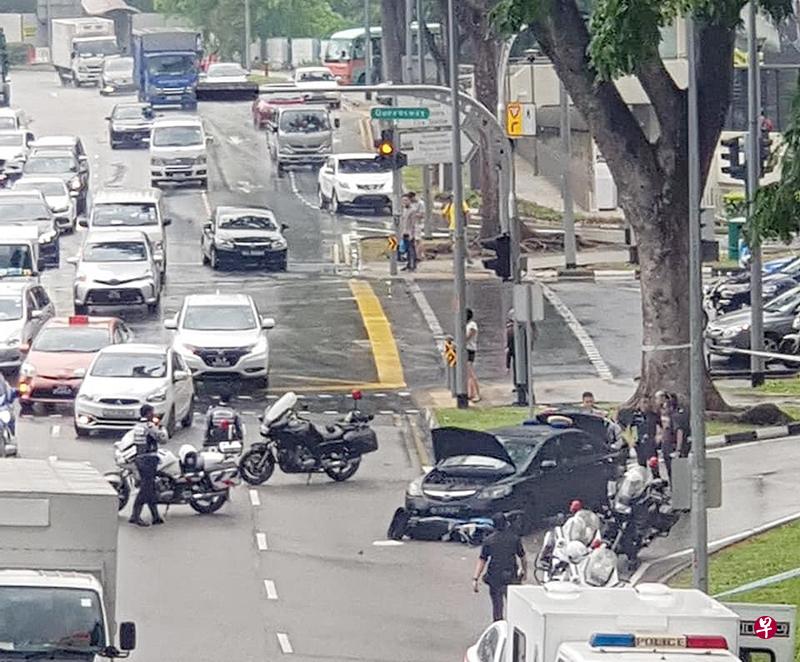 电单车被轿车撞上后卡在车底拖行了一段路。（受访者提供）
