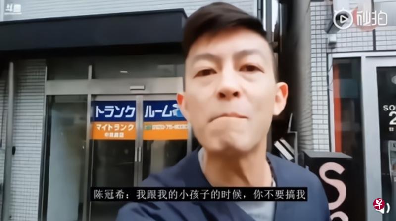 陈冠希因为送女儿上学被追拍而动怒。（互联网）