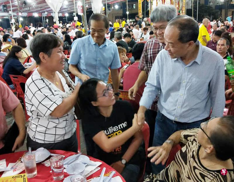 工人党非选区议员陈立峰（后排左二，身穿蓝衣）近期频密出现在后港区社区活动上。图为他和后港区议员方荣发（右二）和阿裕尼集选区议员刘程强（右一）一同出席上星期天的一场庙宇活动。（取自后港单选区面簿）
