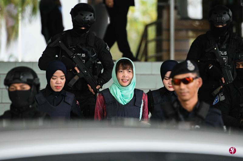 涉及金正男毒杀案的越南籍女被告段氏香（戴绿头巾）。（法新社）