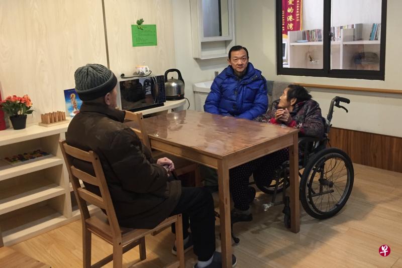 施皓（右二）与老人们交谈。（受访者提供）