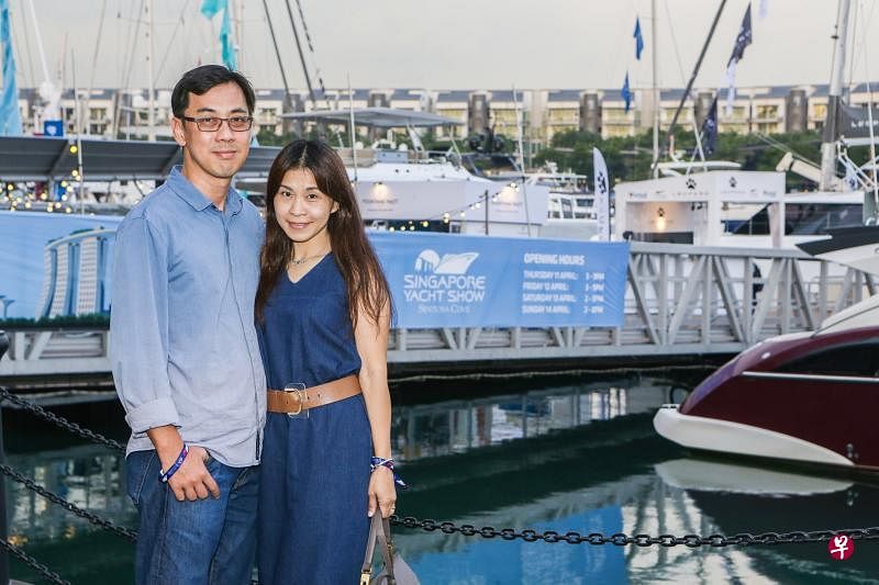 梁威廉（左）和妻子是赢取华文媒体集团赠送三对新加坡游艇展览贵宾入场券的其中一对赢家。（梁伟康摄）