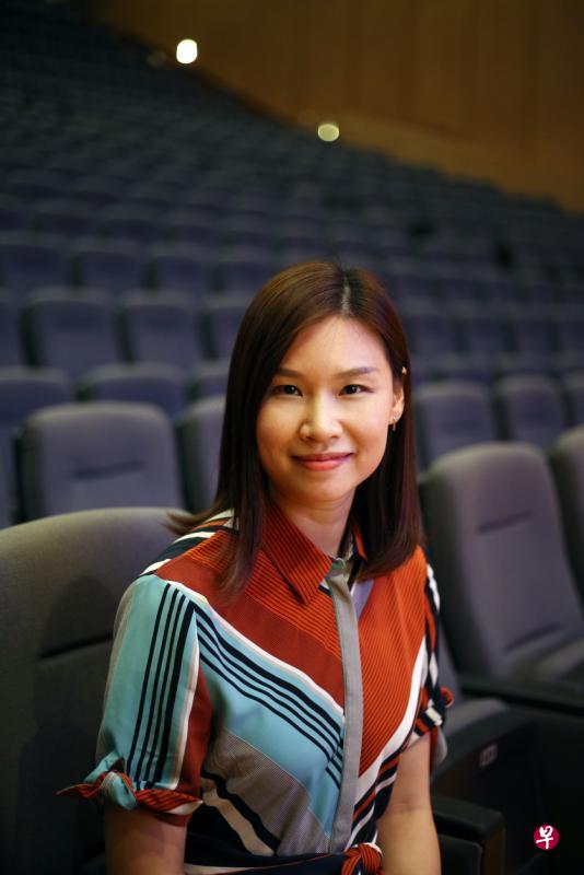 巴耶礼峇美以美女校（中学）华文老师余冬说，透过新谣欣赏能让学生感受华文的美，激发学习兴趣。（龙国雄摄）