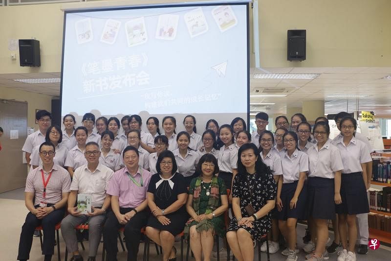 全体师生和尤今（前排右二）合影留念。（立化中学提供）