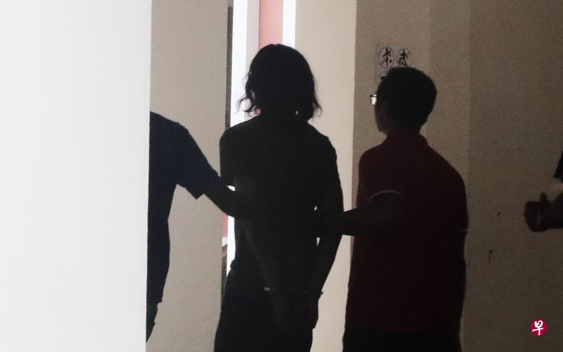 被告落网后被警方押回现场，还原事发经过。（档案照）