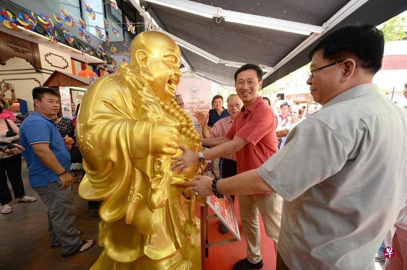 迈入第14个年头的德教太和观笑佛慈善筹款活动昨天在滑铁卢街举行，教育部长王乙康（右二）昨天到场主持推展仪式，在他右边的是德教太和观主席李锦祥。（潘丰源摄）