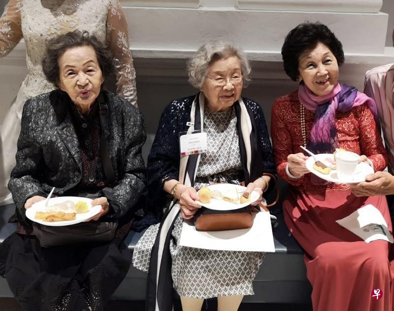 “春华秋实”音乐会中场休息，巫漪丽（左起）、孙家馨、陈毓申三位德高望重音乐家一同享用茶点，留下难得同框的珍贵画面。20分钟后，巫漪丽即不适昏迷。（读者提供）