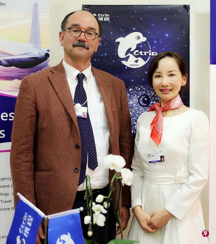 携程CEO孙洁（右）与世界银行前高级官员霍克曼教授展开对话。