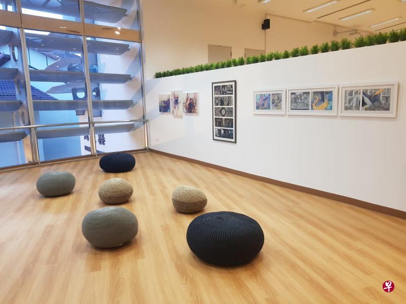 图书馆的画作展览墙，由美术特选课程的学生管理。（华侨中学提供）