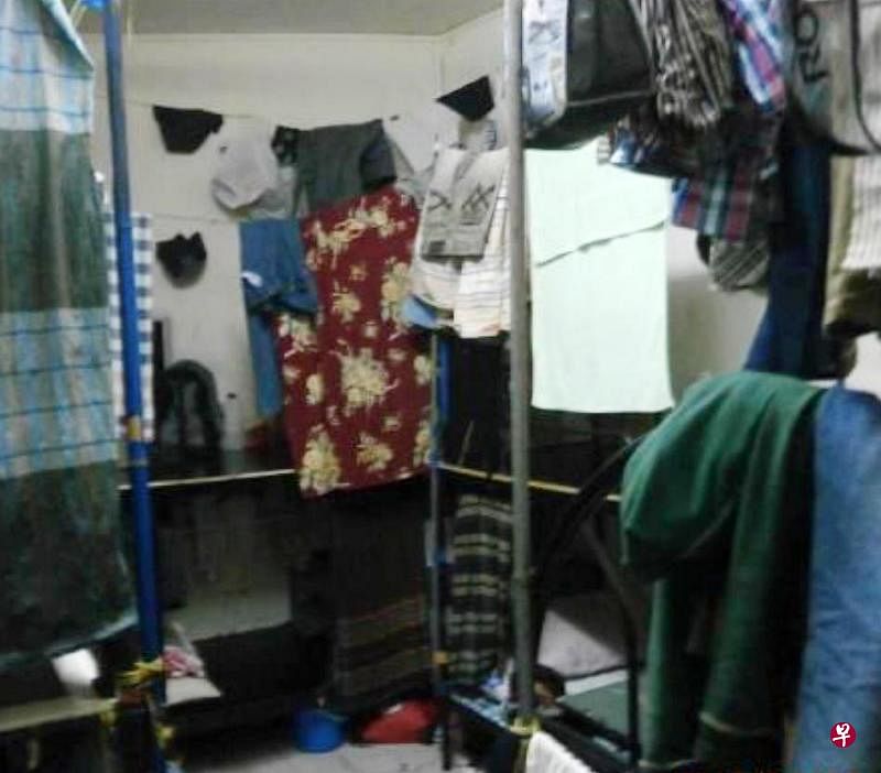 “猪仔屋”的环境非常差，66名客工挤在单位内，还得在屋内晒衣物。（人力部提供）