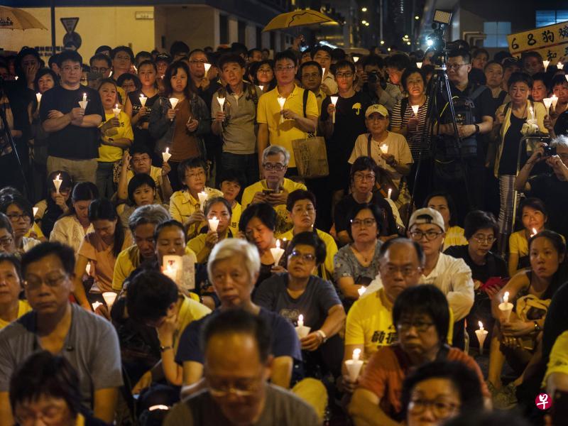 “占中九子”的支持者前晚到香港荔枝角收押所外，手持蜡烛静坐，声援被囚在收押所内的四子。（彭博社）