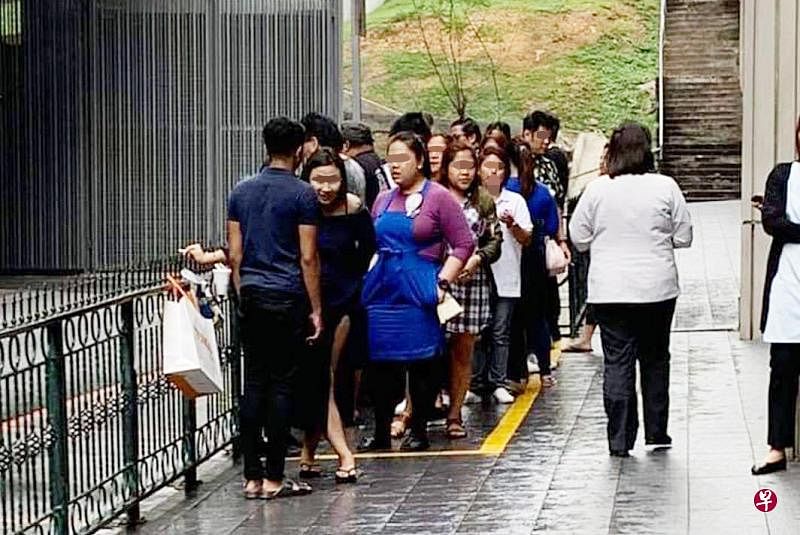 约25人在黄格区内吸烟，形成拥挤的画面。（取自面簿）