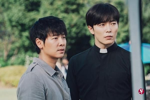 金东旭（左）主演《客：The Guest》，饰演来自巫师家族的灵异体质男。（互联网）