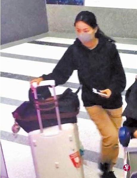 黄心颖被拍到推着行李箱步出洛杉矶机场。（互联网）