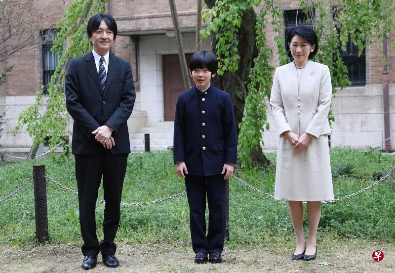 悠仁亲王本月8日在御茶水女子大学附属初中与父亲秋筱宫文仁亲王（左）和母亲纪子妃合影，准备参加在东京举行的入学仪式。（法新社）