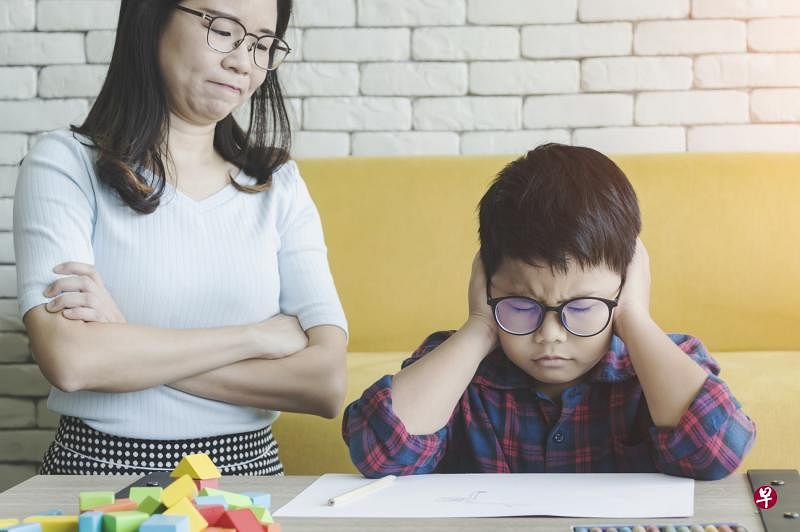 许多家长为小朋友抗拒做功课而伤脑筋。（iStock图）