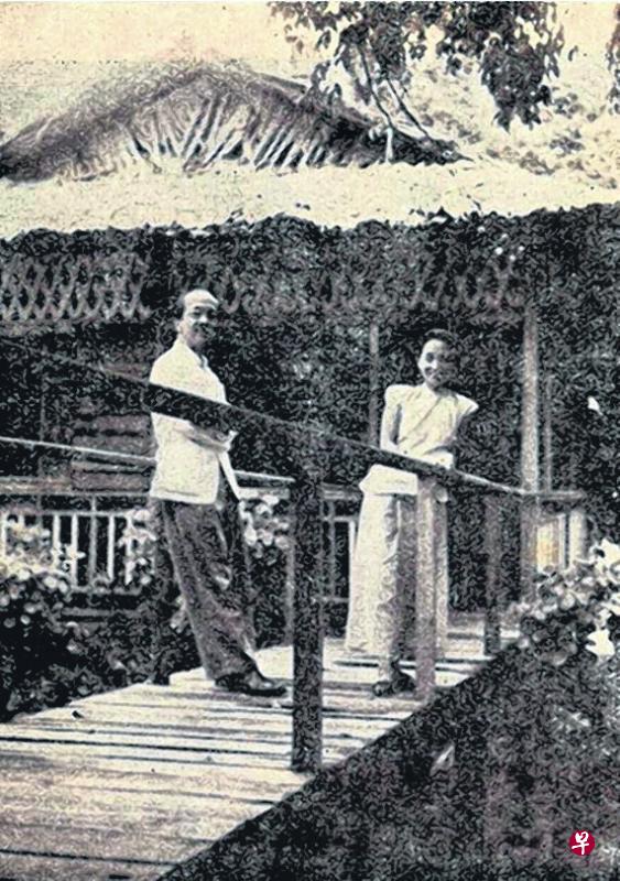 胡俞之（左）与沈兹九经三年八个月的流亡，从苏门答腊重归新加坡时摄。