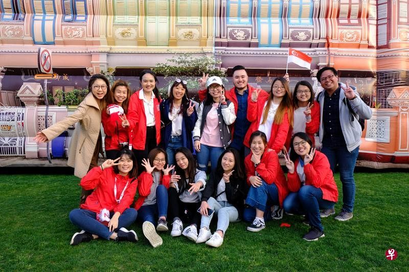 复旦大学新加坡学生们在“如切／加东”留影纪念2019新加坡日 （张贝璘摄）