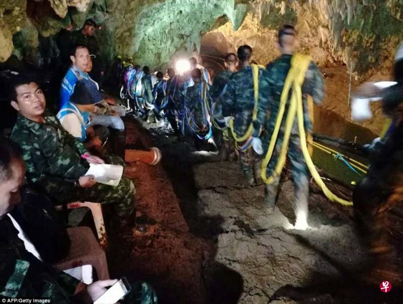 泰国国内外的救援队当时尝试寻找和解救野猪少年足球队。（互联网） 