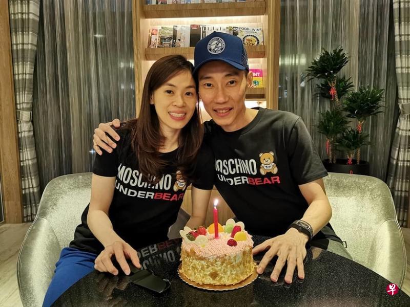 李宗伟前天在面簿上晒出与妻子黄妙珠庆祝生日的合照，传达爱意。（互联网）