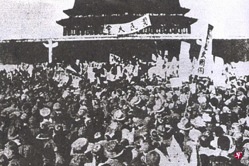 1919年5月4日，北京大学等高校3000多名学生在天安门举行“要求中国北洋政府拒签巴黎和约”的集会后上街示威游行。中国现代史称这一天为五四运动，影响深远。（维基百科） 