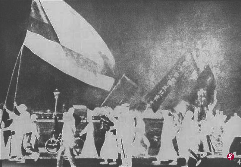 1919年5月4日，北京大学等高校3000多名学生在天安门举行“要求中国北洋政府拒签巴黎和约”的集会后上街示威游行。（维基百科）
