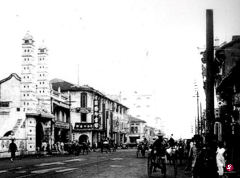 从1910年代至1920年代，中国几家大书局如商务印书馆、上海书局、世界书局等纷纷在新加坡设立分店，使得五四思潮可以在中国和新马相当同步地展开。图为1915年坐落在桥南路的商务印书馆。（互联网）