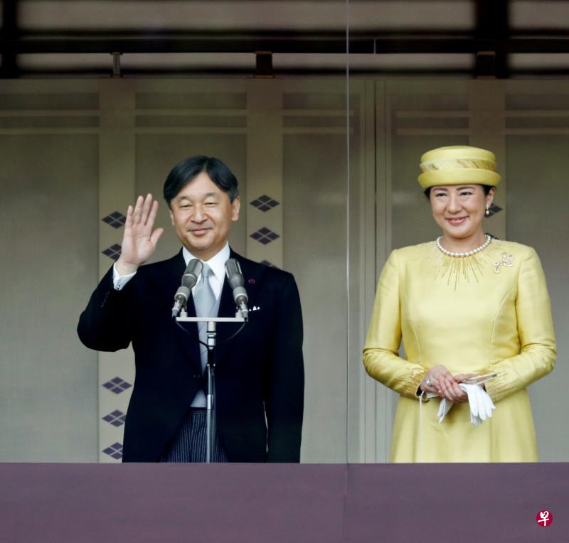日本天皇德仁在登基后，昨天首次和皇后雅子在东京皇宫公开露面。（路透社）