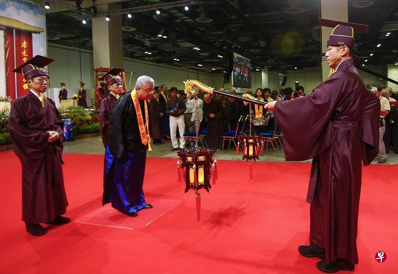 祭祖大典肃穆庄严，主祭官蔡其生（身穿蓝袍）与来自新马印各地逾千名公众一同祭祀先祖，缅怀祖德。（特约林琬清摄）