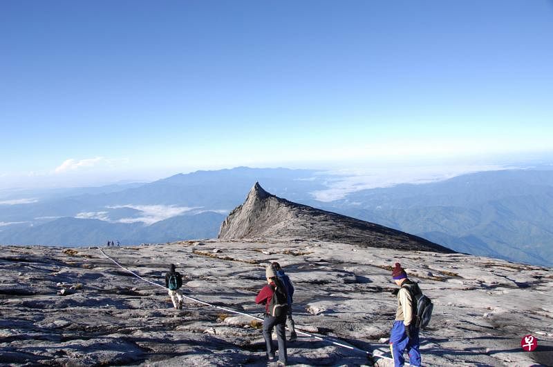 无论是攀登东南亚第一高峰京那峇鲁山或是参加其他登山活动，都应当为雨天与保暖做足准备。（档案照）