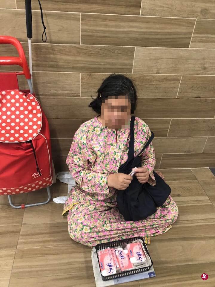 双眼失明的妇女自食其力在地下行人道卖纸巾，没想到遇到小偷。（取自面簿）