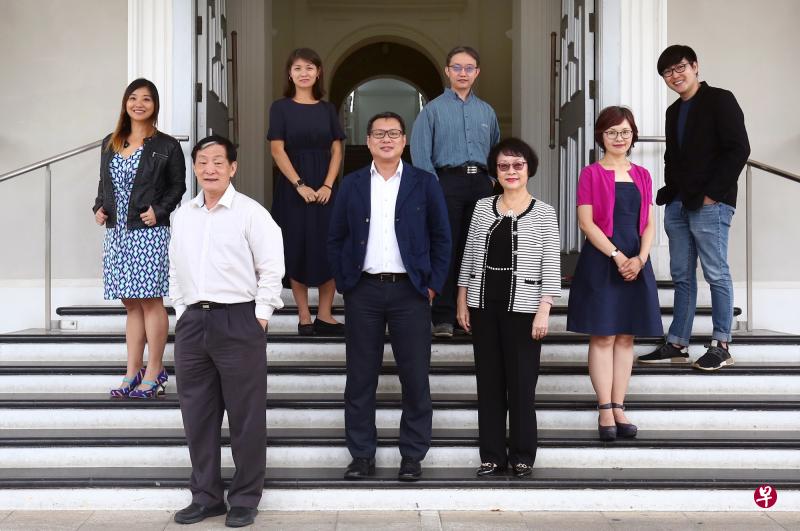 推广华语理事会新届委员昨天正式亮相，除主席蔡深江（左四）及副主席周丽青（左六）外，成员还包括恺缨（从左至右）、尹崇明、小寒、陈志锐、李冠芳及杨纪伟等17位各行业背景人士。（萧紫薇摄）