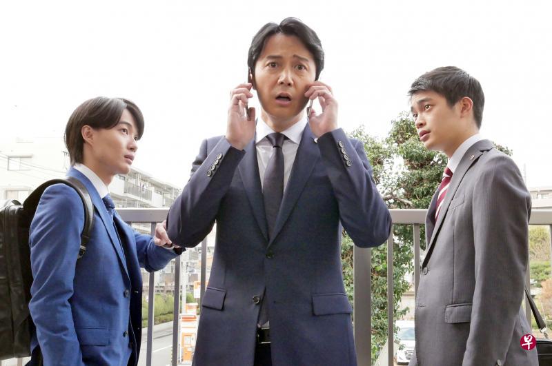福山雅治（中）与两名下属神木隆之介（左）和井之胁海（右）。