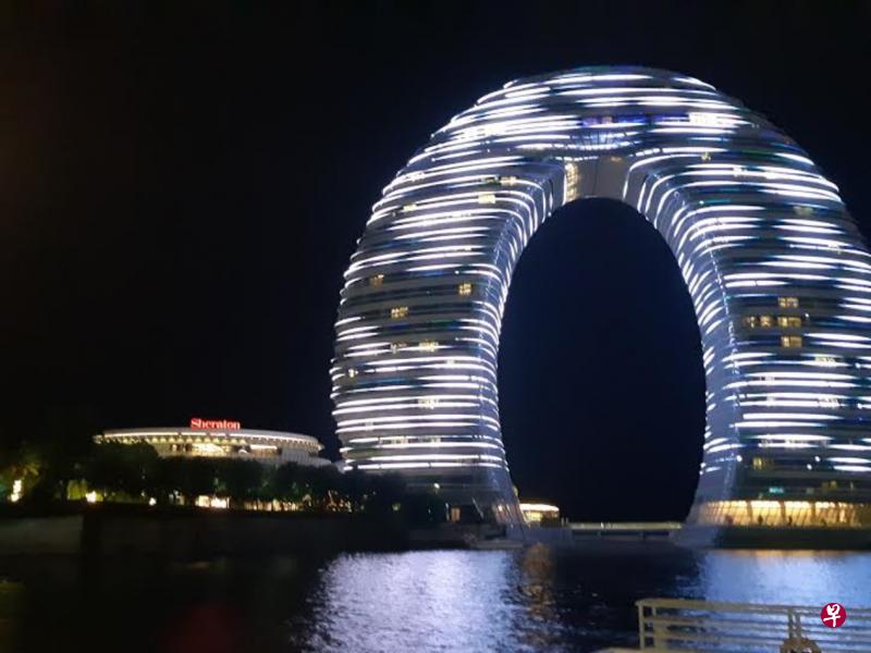 距离龙之梦乐园10分钟车程的月亮酒店， 是南太湖最耀眼的标志性建筑。 酒店业主飞洲集团执行董事郑飞洲认为，月亮酒店可与龙之梦乐园起着相辅相成、 各自精彩的作用。 （受访者提供）