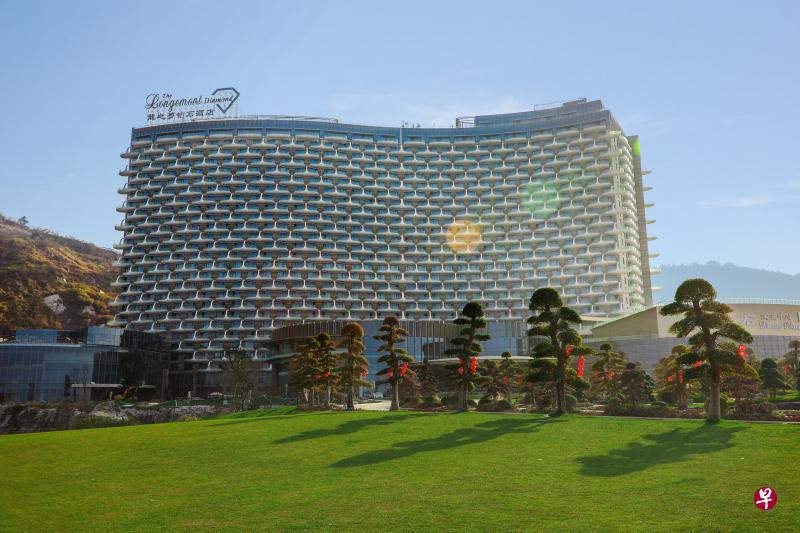 龙之梦乐园的第一座2000间客房五星级酒店月前开门迎客， 酒店中央的特制玻璃大笼里饲养多只猛虎供观赏。（受访者提供）