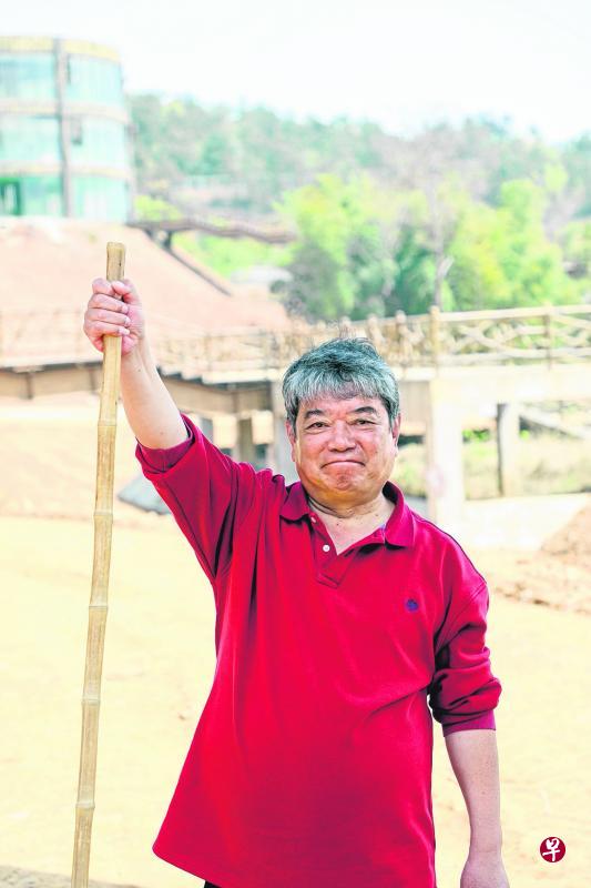  　一生充满自信奋斗和不屈不饶精神的上海房地产首富童锦泉， 每天一大早就手持竹杖翻山越岭实地巡查工程进展，日行两万余步。（受访者提供）