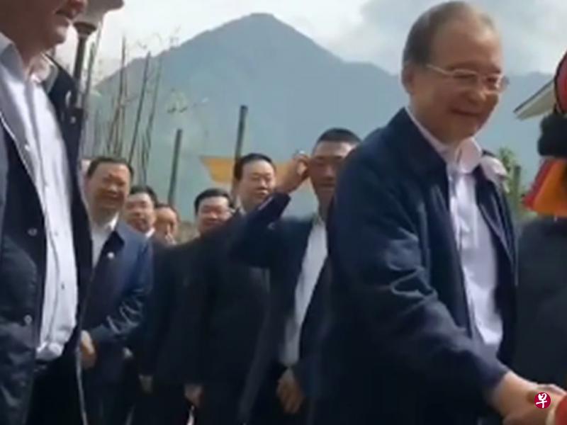 网传视频显示，今年77岁的温家宝于上周四到访四川省映秀镇的地震体验馆，精神很好，满面笑容，更与民众握手。（互联网）