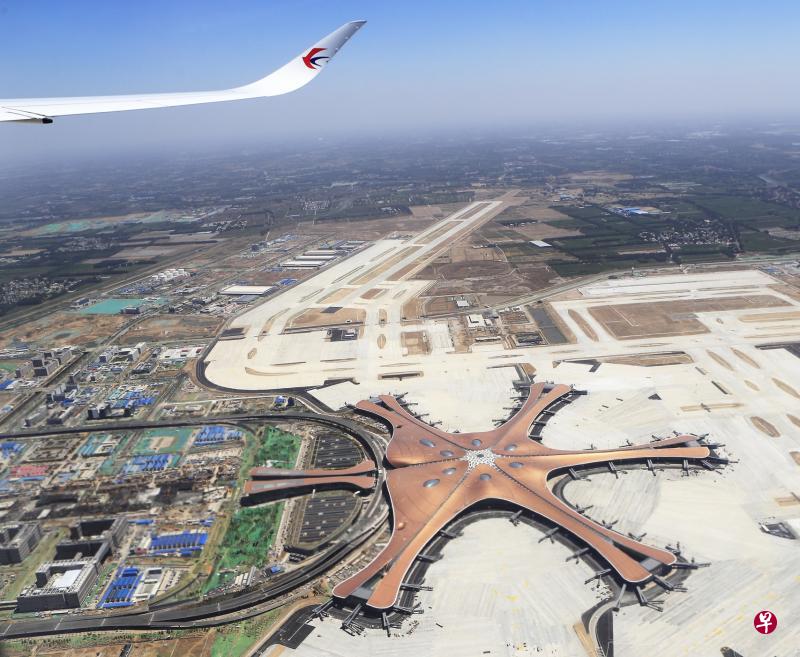 　从大兴国际机场上空俯瞰，可欣赏由已故伊拉克裔英国明星建筑师扎哈·哈迪德（Zaha Hadid）设计的金色海星状航站楼。（中新社）