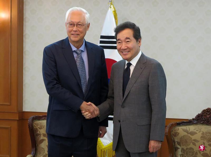 到韩国访问的荣誉国务资政吴作栋（左），昨天与韩国总理李洛渊会晤。（外交部提供）