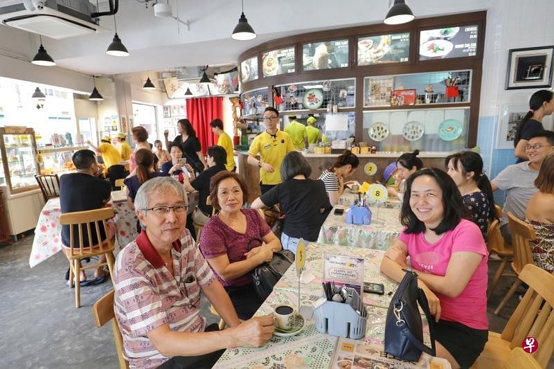 前来捧场的顾客在咖啡屋喝咖啡尝点心。（林国明摄）