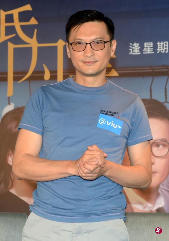 陈锦鸿在《婚内情》饰演爱情小说家，已婚却周旋于女人之间。