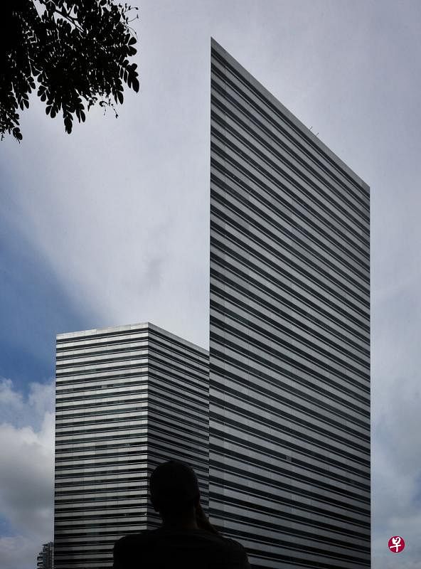 新门广场是贝聿铭在本地最令人津津乐道的作品，1990年建成的两栋大楼棱角锐利，一向被坊间戏称为“刀片楼”，原本的设计概念就是将新门广场打造成一扇正开启的“新加坡大门”，寓意“恭候贵宾光临”。（林泽锐摄）