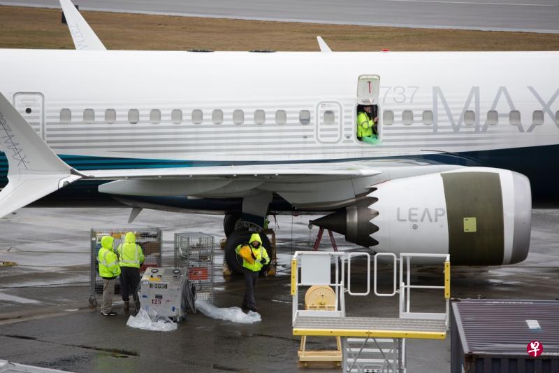 接连两起空难导致737 MAX客机在全球停飞。图为工作人员在华盛顿州伦顿市的波音737制造工厂内检查一架MAX 9客机。（法新社）